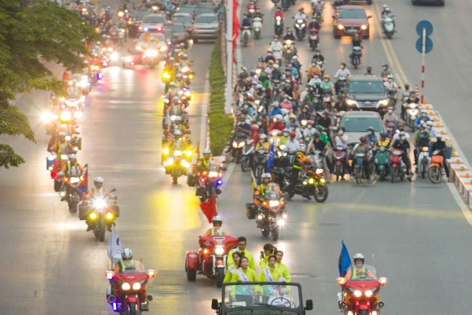 Đoàn rước đuốc qua phố Nguyễn Chí Thanh hướng về sân vận động Mỹ Đình. (Ảnh: Hoàng Hiếu/TTXVN)