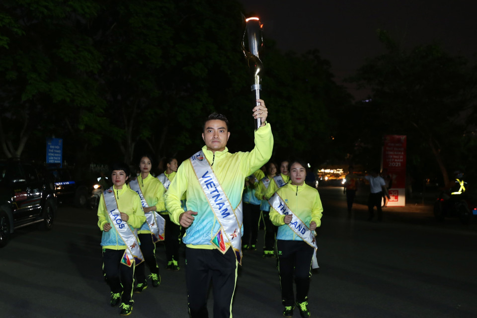 Đoàn rước lửa tại sân vận động quốc gia Mỹ Đình. (Ảnh: Quốc Khánh/TTXVN)