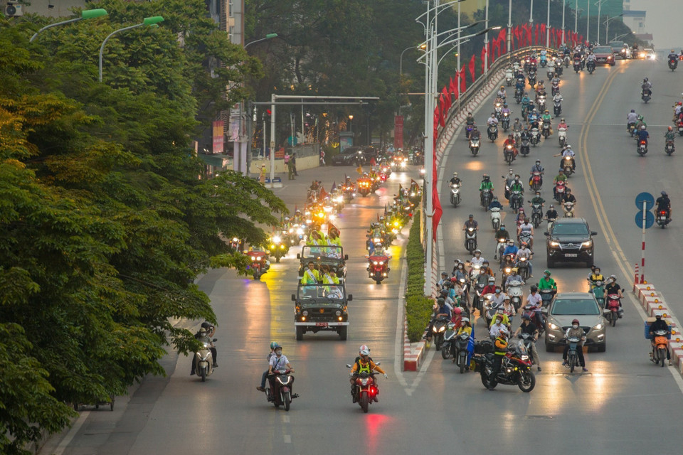 11 vận động viên tiêu biểu tham dự rước lửa. (Ảnh: Hoàng Hiếu/TTXVN)