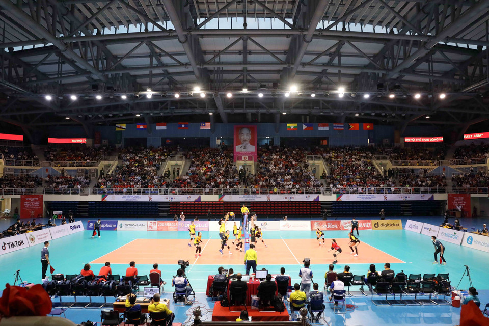 Trận bóng chuyền giữa đội nữ Việt Nam (áo vàng) và nữ Malaysia (áo đen) tại Nhà thi đấu Đại Yên (thành phố Hạ Long, tỉnh Quảng Ninh). (Ảnh: Anh Tuấn/TTXVN)