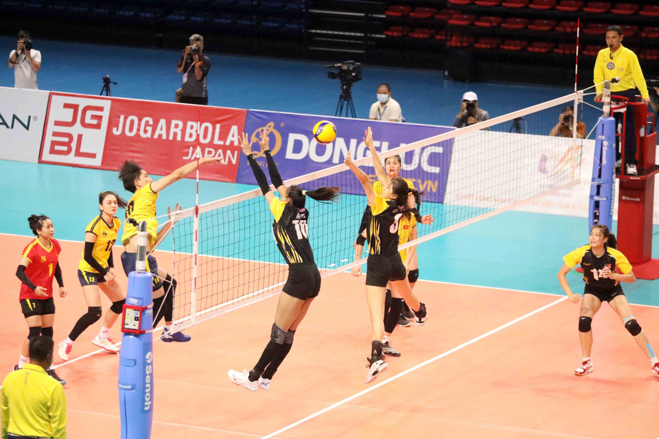 Một pha đập bóng xuyên qua chắn của vận động viên nữ Việt Nam. (Ảnh: Anh Tuấn/TTXVN)