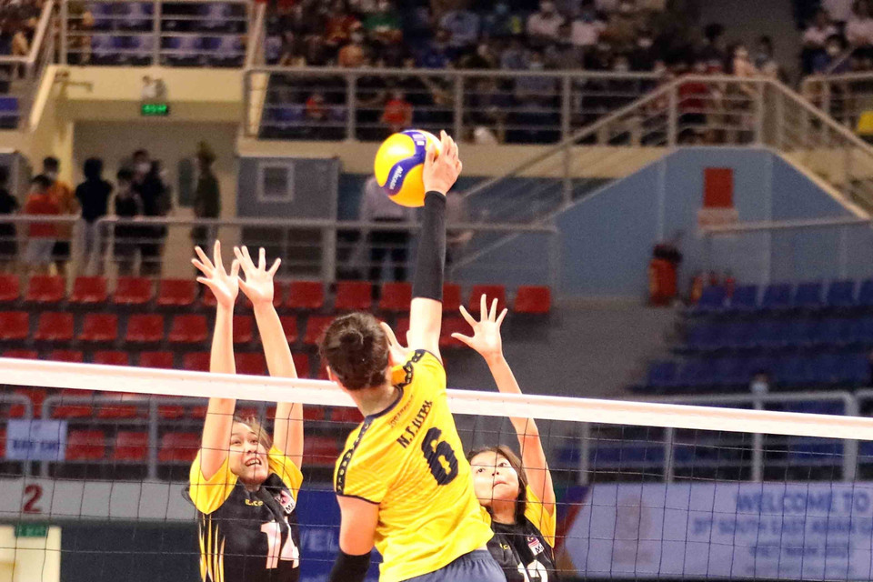 Vận động viên số 16 của nữ Việt Nam bỏ nhỏ qua tầm tay chắn của các vận động viên nữ Malaysia. (Ảnh: Anh Tuấn/TTXVN)