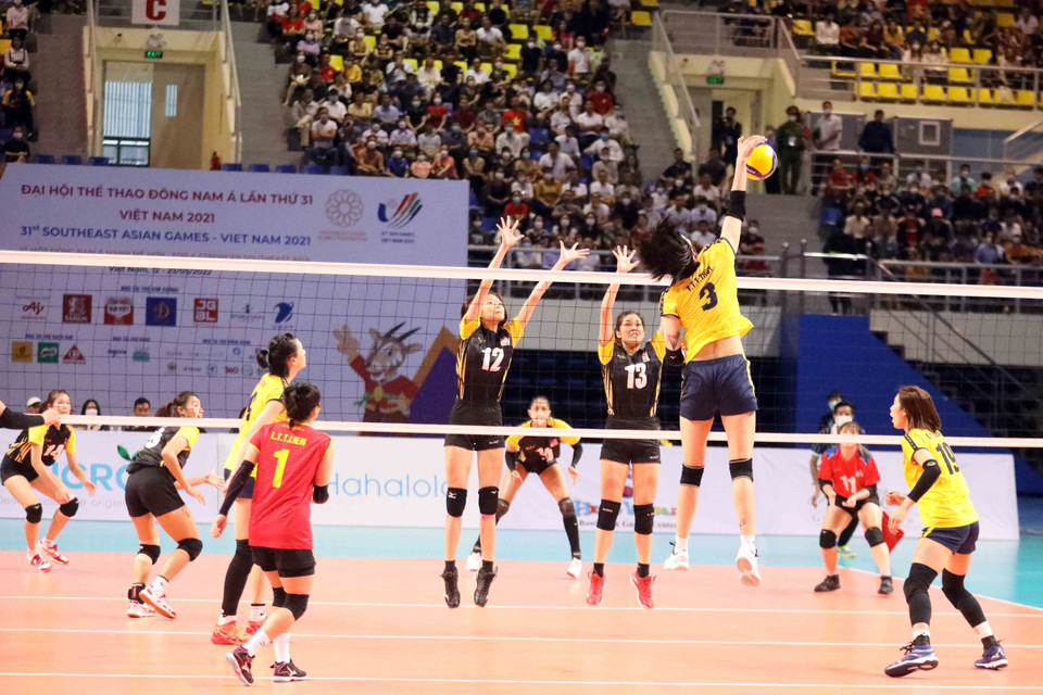 Pha đập bóng vào góc xa của vận động viên số 3 nữ Việt Nam. (Ảnh: Anh Tuấn/TTXVN)