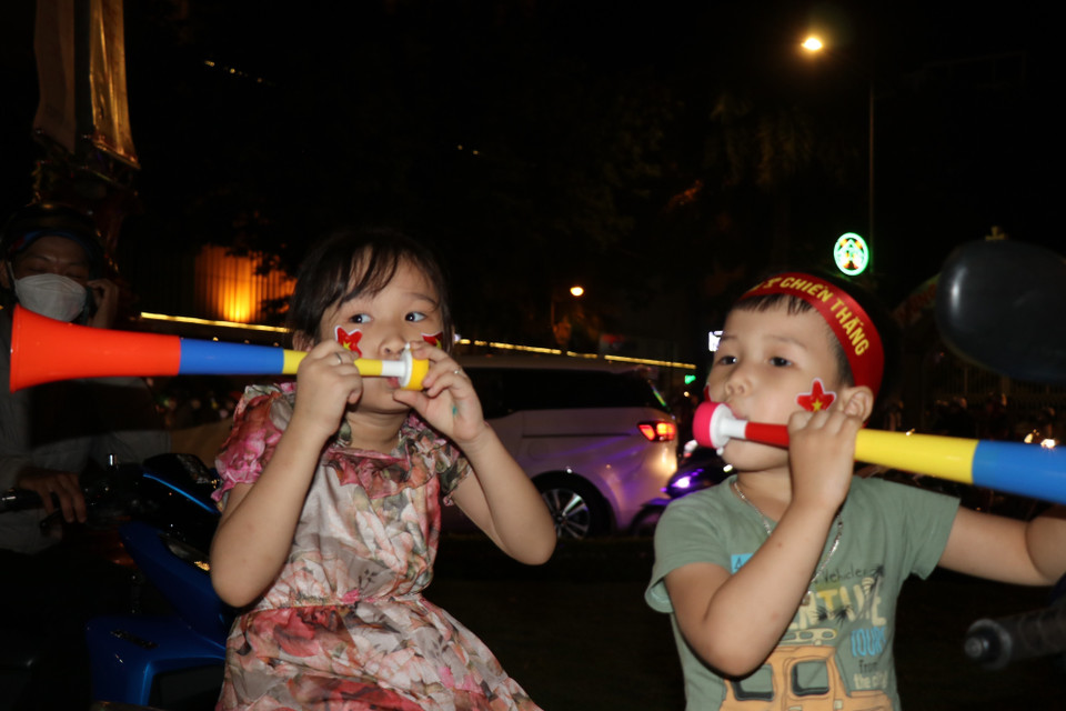 Những cổ động viên nhí tham gia ăn mừng chiến thắng của đội tuyển U23 Việt Nam. (Ảnh: Tuấn Anh/TTXVN)