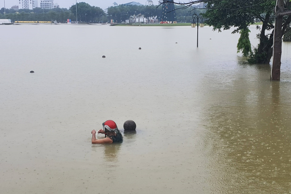 Tính đến trưa ngày 24/5, toàn tỉnh hiện đã có hơn 4.900 ha lúa và cây hoa màu bị ngập úng, hơn 23 ha thủy sản bị hư hại. (Ảnh: Nguyễn Trọng Lịch/TTXVN)
