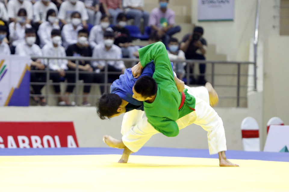 Trận đấu hạng cân 60 kg giữa vận động viên Llamas Al Rolan Sorne Philippines (áo xanh dương) gặp vận động viên Arnkhian Seksan (Thái Lan). (Ảnh: Trần Việt/TTXVN)