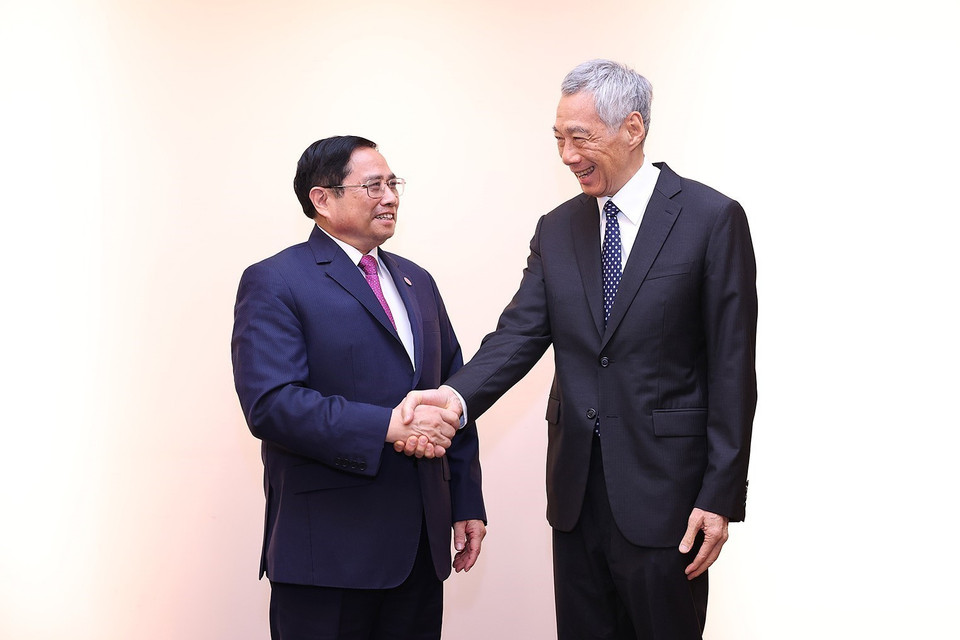 Thủ tướng Phạm Minh Chính gặp Thủ tướng Singapore Lý Hiển Long. (Ảnh: Dương Giang/TTXVN)