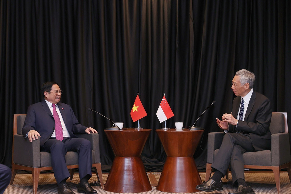 Thủ tướng Phạm Minh Chính gặp Thủ tướng Singapore Lý Hiển Long. (Ảnh: Dương Giang/TTXVN)