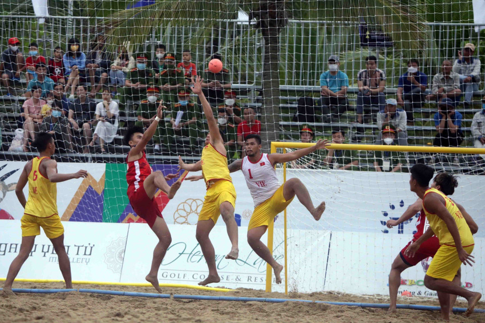 Pha tấn công của cầu thủ đội tuyển Thái Lan về phía khung thành của đội tuyển Việt Nam. (Ảnh: Quý Trung/TTXVN)