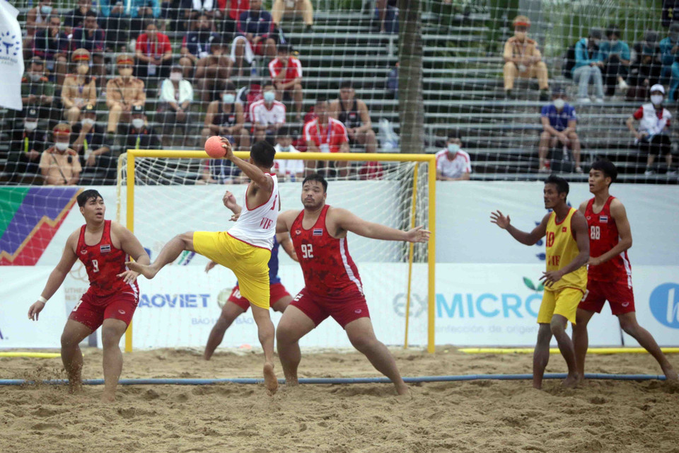 Pha tấn công xoay người ghi điểm của cầu thủ đội tuyển Việt Nam vào lưới của đội tuyển Thái Lan. (Ảnh: Quý Trung/TTXVN)