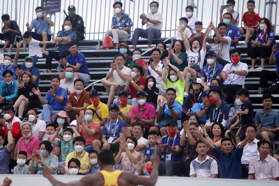 Khán giả vui mừng sau khi các cầu thủ của Việt Nam ghi điểm vào lưới của Thái Lan.(Ảnh: Quý Trung/TTXVN)