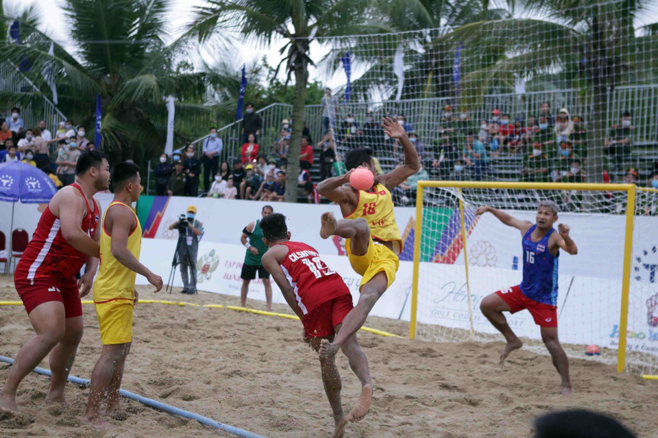 Pha tấn công xoay người ghi điểm của cầu thủ đội tuyển Việt Nam vào lưới của đội tuyển Thái Lan. (Ảnh: Quý Trung/TTXVN)