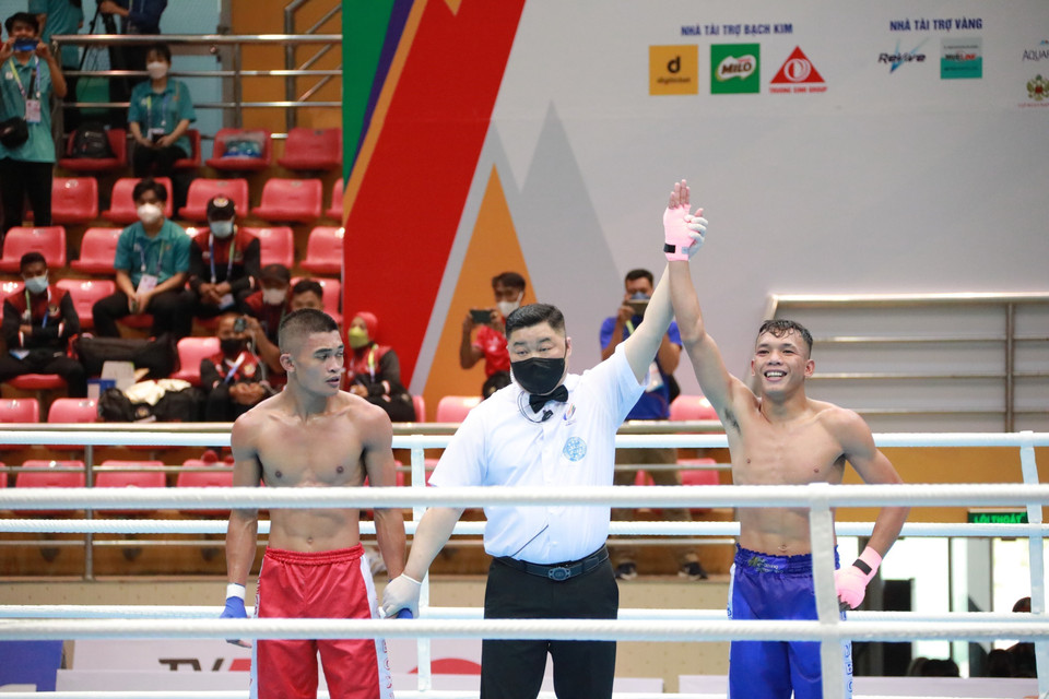 Vận động viên Toch Rachhan(Campuchia) giành chiến thắng trước Esteban Jomar Balangui (Philippines). (Ảnh: Hoàng Hiếu/TTXVN)