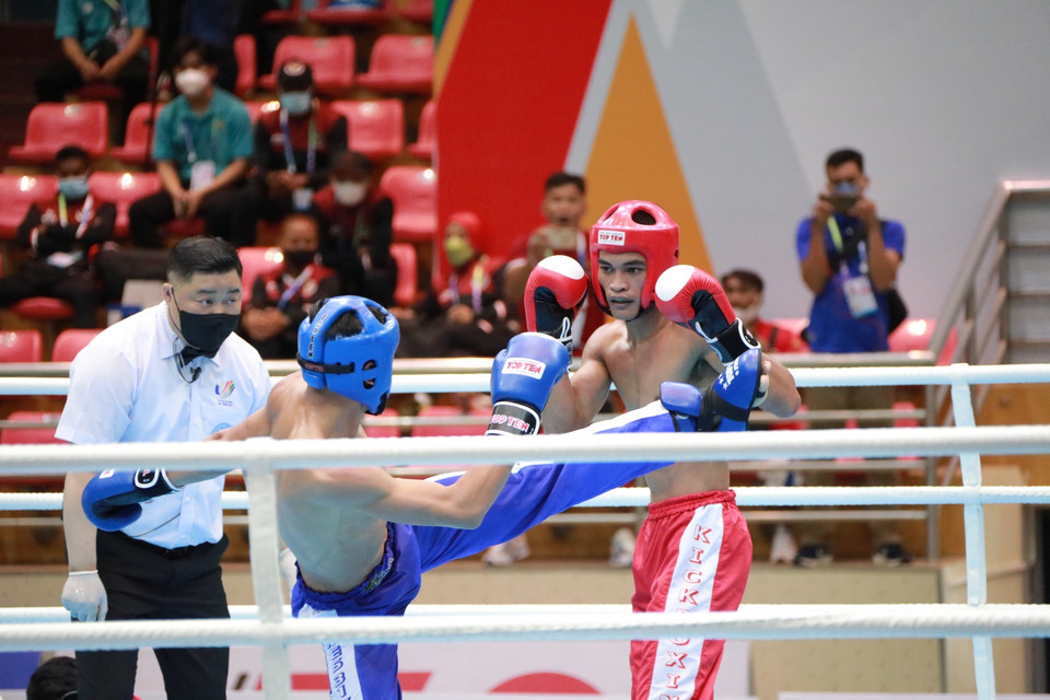 Vận động viên Esteban Jomar Balangui (Philippines, mũ đỏ) đấu với Toch Rachhan (Campuchia, xanh). (Ảnh: Hoàng Hiếu/TTXVN)