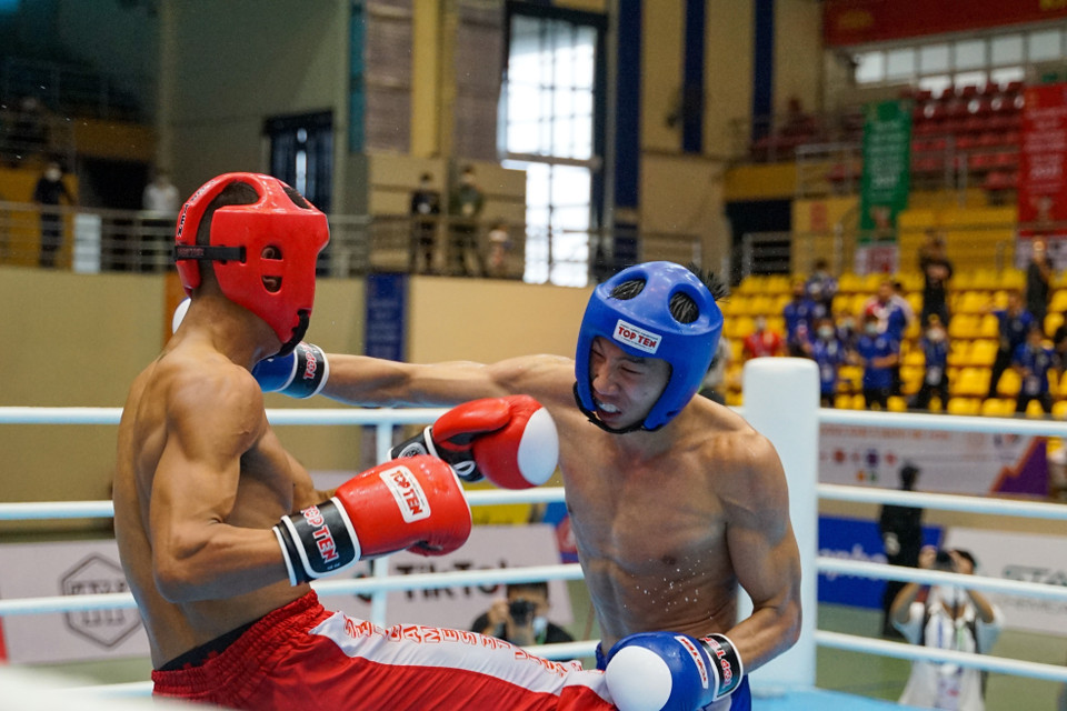 Vận động viên Nguyễn Xuân Phương (Việt Nam, xanh) đấu với Arunno Sivapan (Thái Lan, đỏ). (Ảnh: Khánh Hòa/TTXVN)