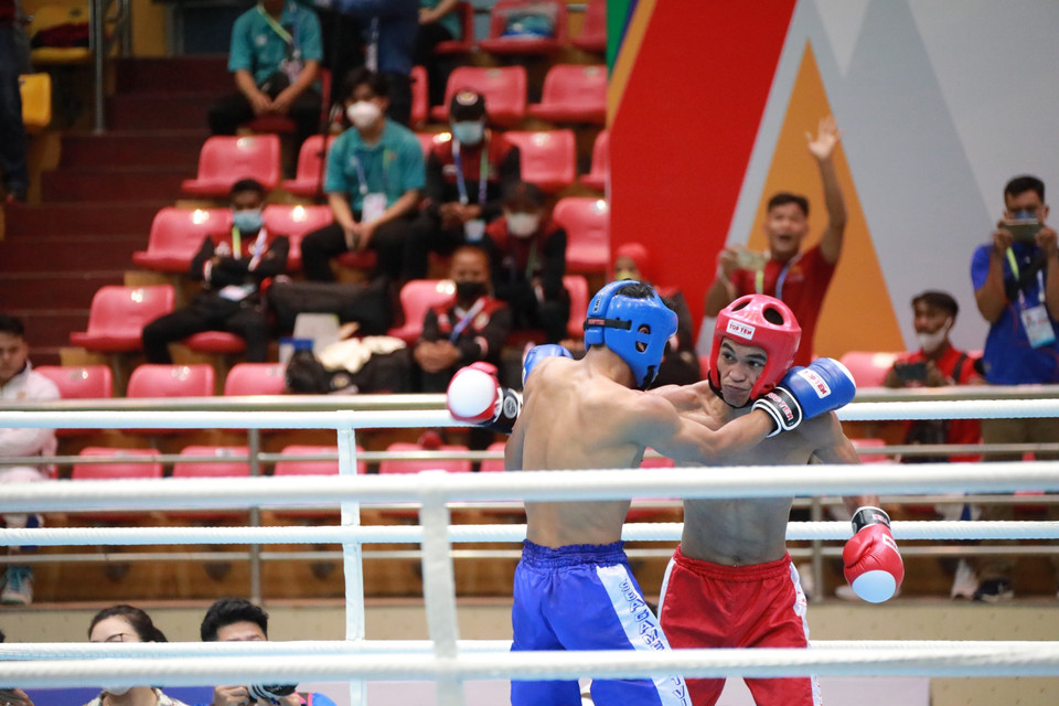 Vận động viên Esteban Jomar Balangui (Philippines, mũ đỏ) đấu với Toch Rachhan (Campuchia, xanh). (Ảnh: Hoàng Hiếu/TTXVN)
