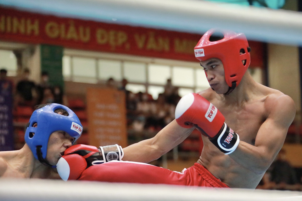 Vận động viên Esteban Jomar Balangui (Philippines, mũ đỏ) đấu với Toch Rachhan (Campuchia, xanh). (Ảnh: Hoàng Hiếu/TTXVN)