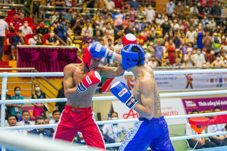  Vận động viên Nguyễn Xuân Phương (Việt Nam, xanh) đấu với Arunno Sivapan (Thái Lan, đỏ). (Ảnh: Phạm Tuấn Anh/TTXVN)