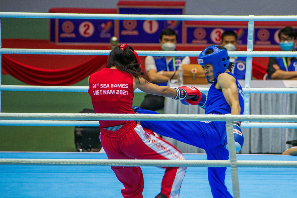 Nguyễn Thị Hằng Nga (Việt Nam, xanh) tấn công áp đảo Teo Vireen (Malaysia, đỏ) hạng 48kg. (Ảnh: Phạm Tuấn Anh/TTXVN)(Ảnh: Khánh Hòa/TTXVN)