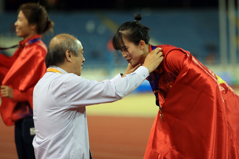 Trao Huy chương Vàng nội dung nhảy xa cho vận động viên Vũ Thị Ngọc Hà (Việt Nam) với thành tích 6m39. (Ảnh: Huy Hùng/TTXVN)