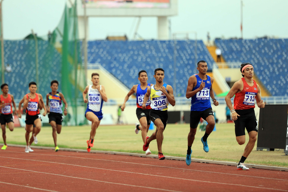 Vận động viên Joshua Robert Atkinson (712, Thái Lan) về nhất chạy 800m nam với thành tích 1phút 55.75. (Ảnh: Huy Hùng/TTXVN)