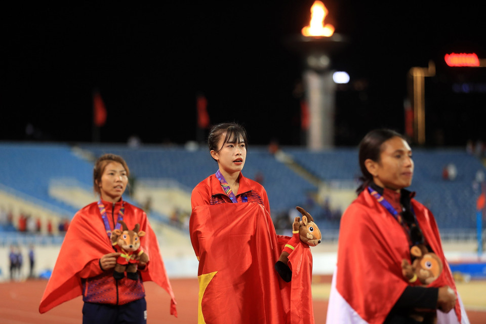 Các vận động viên nhận giải nội dung nhảy xa nữ, vận động viên Vũ Thị Ngọc Hà (Việt Nam) đạt Huy chương Vàng, Bùi Thị Thu Thảo (Việt Nam) HCB và Maria Londa Natalia (Indonesia) HCĐ. (Ảnh: Huy Hùng/TTXVN)