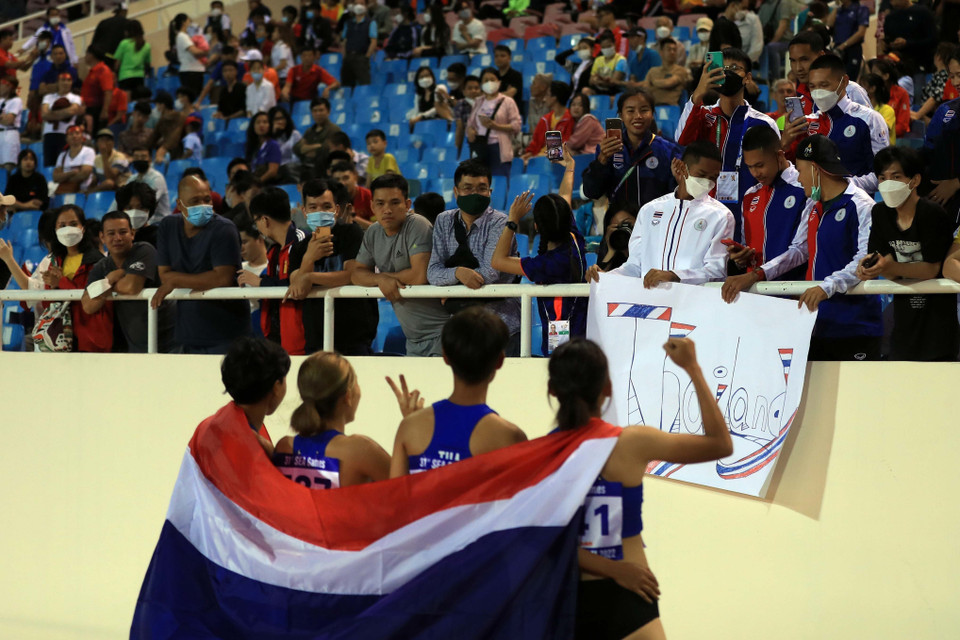 Các nữ vận động viên Thái Lan nhận sự chúc mừng của cổ động viên nhà sau khi chiến thắng ở nội dung 400m phối hợp. (Ảnh: Huy Hùng/TTXVN)