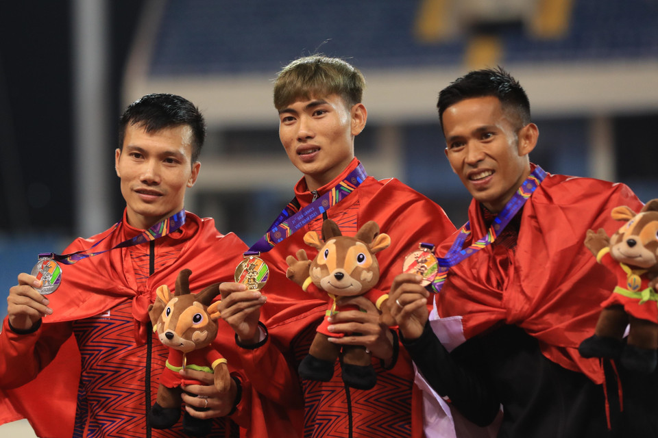 Các vận động viên nhận giải nội dung 3000m vượt chướng ngại vật: Lê Tiến Long (Việt Nam) Huy chương Vàng, Đỗ Quốc Luật (Việt Nam) HCB và Atjong Purwanto Tio (Indonesia) HCĐ. (Ảnh: Huy Hùng/TTXVN)