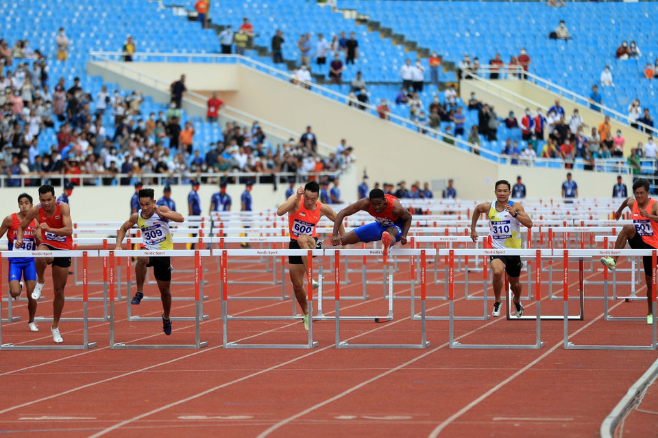 Các vận động viên trên đường đua 100m vượt rào nam. (Ảnh: Huy Hùng/TTXVN)