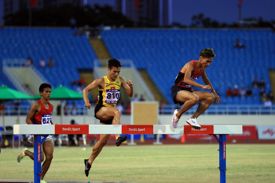 Vận động viên Lê Tiến Long (812, Việt Nam) và vận động viên Đỗ Quốc Luật (810, Việt Nam) lần lượt giành Huy chương Vàng và HCB trên đường đua 3000m vượt chướng ngại vật. (Ảnh: Huy Hùng/TTXVN)