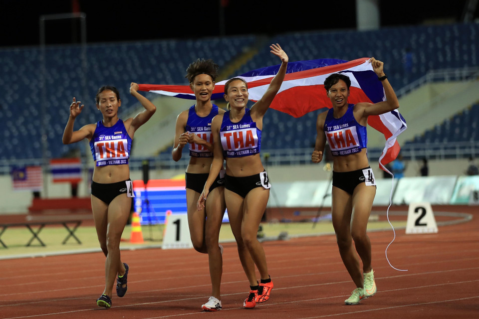 Các vận động viên nữ Thái Lan ăn mừng sau khi về nhất tại nội dung 400m phối hợp. (Ảnh: Huy Hùng/TTXVN)
