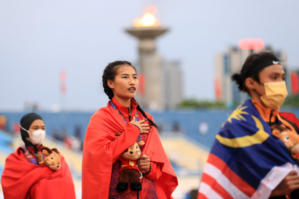 Vận động viên Khuất Phương Anh (Việt Nam) Huy chương Vàng, vận động viên Agustiana Manik Mardika (Indonesia) HCB và vận động viên Savinder Kaur Joginder Sing (Malaysia) HCĐ nội dung chạy 800m nữ. (Ảnh: Huy Hùng/TTXVN)