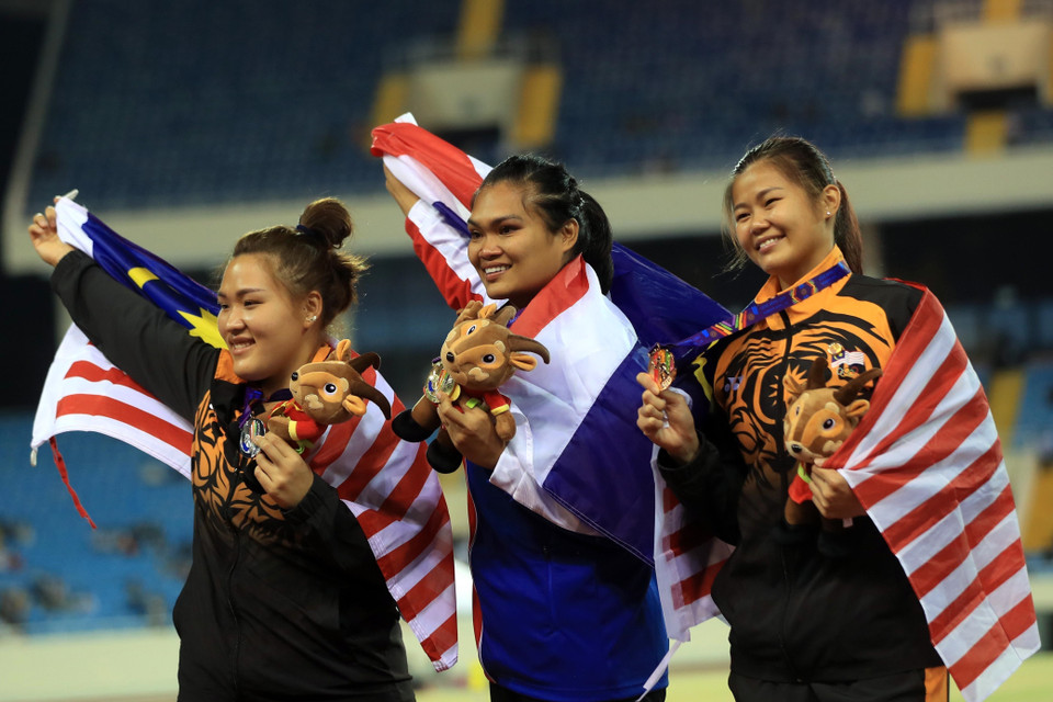 Trao giải thưởng nhảy 3 bước nữ cho các vận động viên Subernat Insaeng (Thái Lan) Huy chương Vàng, các vận động viên Queenie Ting King Ni (Malaysia) HCB và Choo Kang Ni (Malaysia) HCĐ. (Ảnh: Huy Hùng/TTXVN)