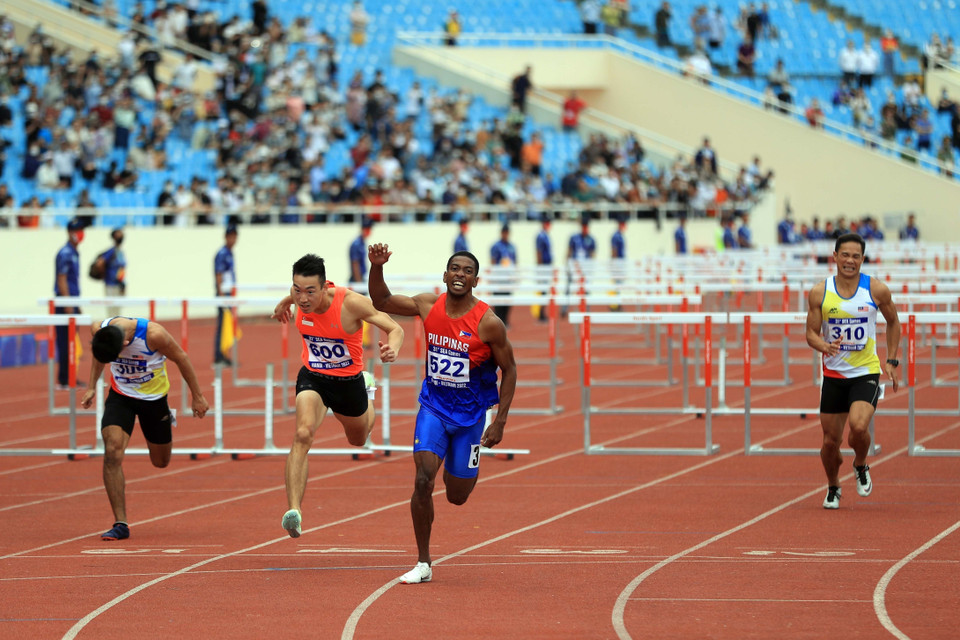 Vận động viên Clinton Kingsley Bautissta (522, Philippines) giành Huy chương Vàng 100m vượt rào với thành tích 13.78. (Ảnh: Huy Hùng/TTXVN)