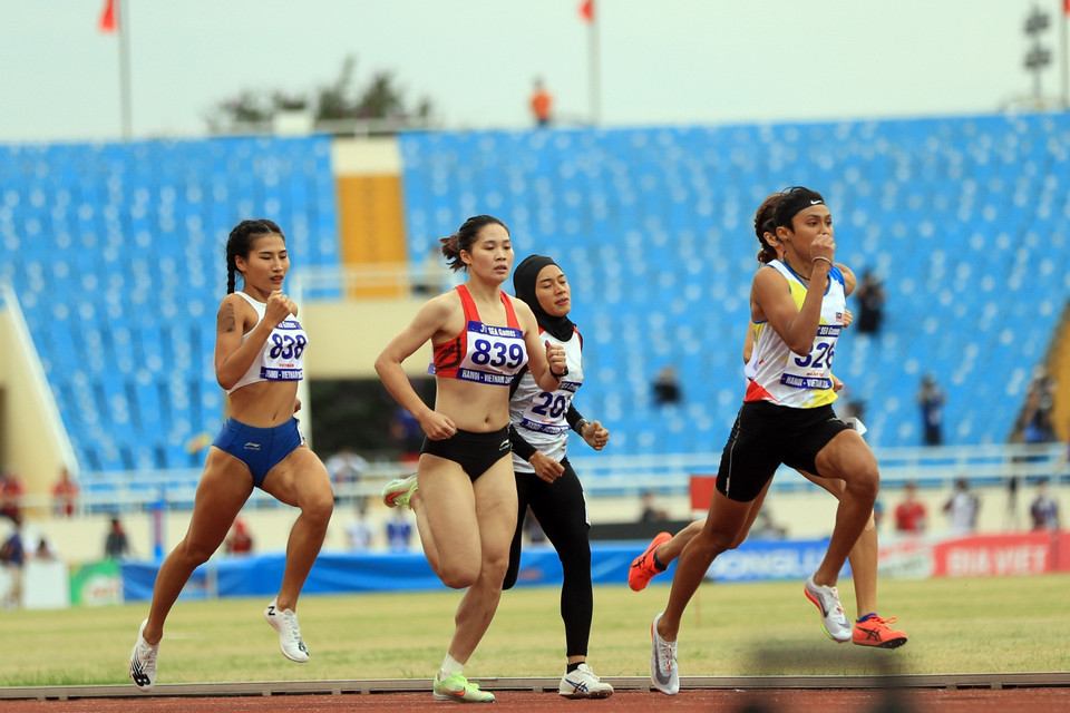 Vận động viên Khuất Phương Anh (838, Việt Nam) trên đường chạy 800m nữ. (Ảnh: Huy Hùng/TTXVN)