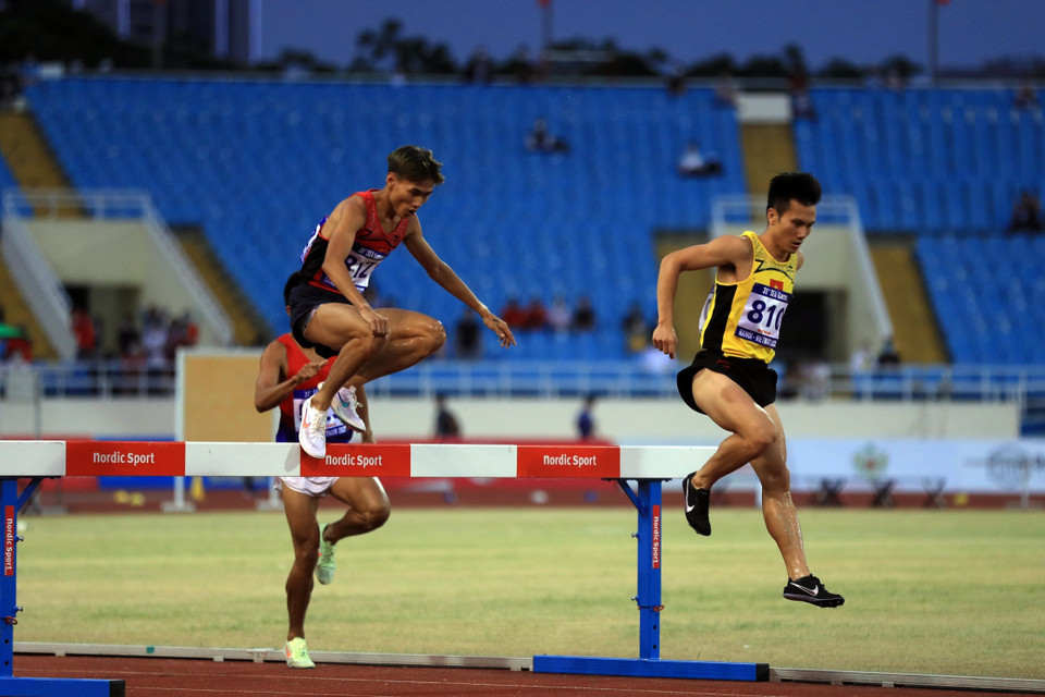 Vận động viên Lê Tiến Long (812, Việt Nam) và vận động viên Đỗ Quốc Luật (810, Việt Nam) lần lượt giành Huy chương Vàng trên đường đua 3000m vượt chướng ngại vật.(Ảnh: Huy Hùng/TTXVN)