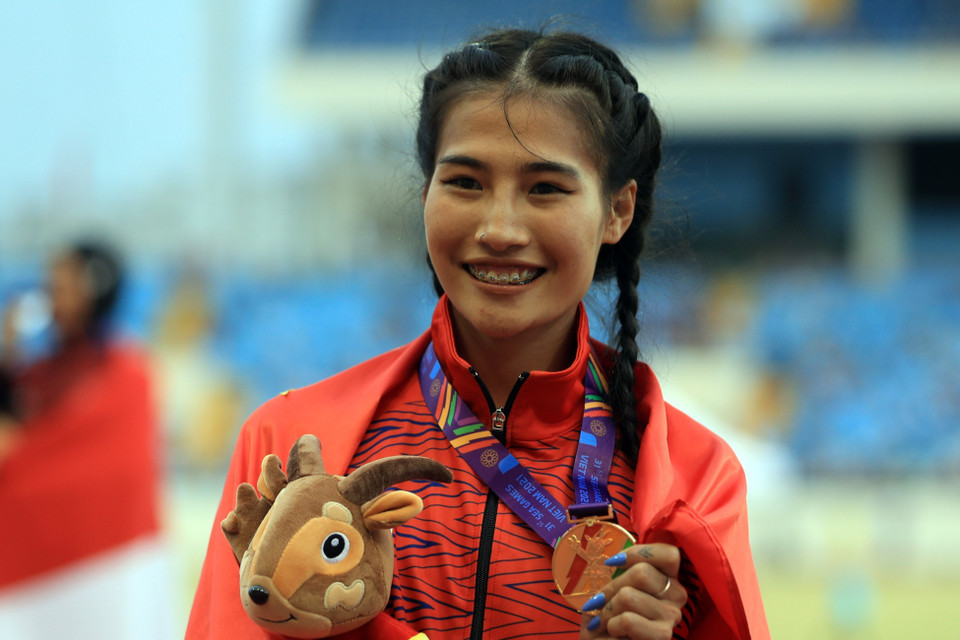 Vận động viên Khuất Phương Anh (Việt Nam) Huy chương Vàng nội dung chạy 800m nữ. (Ảnh: Huy Hùng/TTXVN)