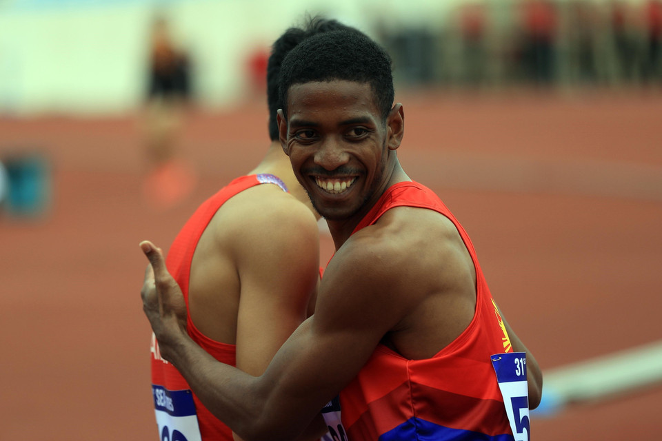 Vận động viên Clinton Kingsley Bautissta (Philippines) giành Huy chương Vàng 100m vượt rào với thành tích 13.78. (Ảnh: Huy Hùng/TTXVN)