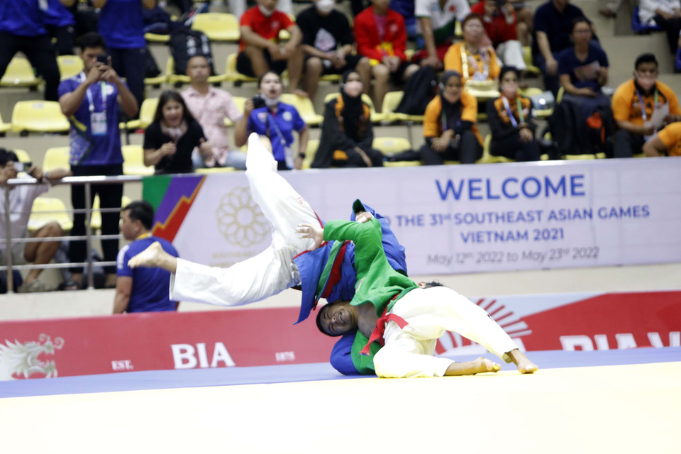 Trận đấu hạng cân 60 kg giữa vận động viên Llamas Al Rolan Sorne Philippines (áo xanh dương) gặp vận động viên Arnkhian Seksan (Thái Lan). (Ảnh: Trần Việt/TTXVN)