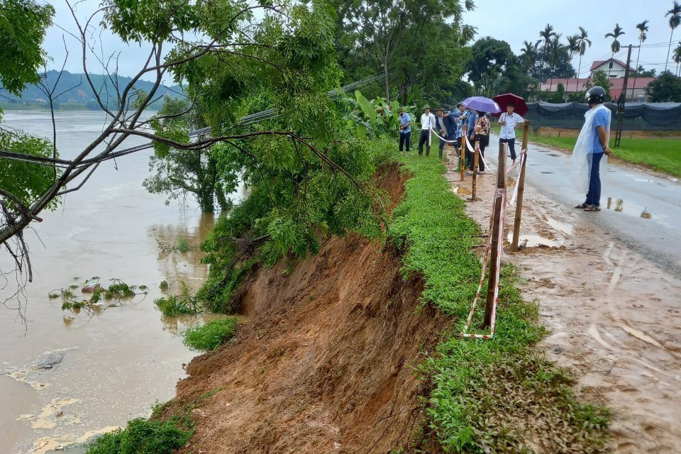 Mưa lớn kéo dài đã làm ảnh hưởng và thiệt hại hơn 80 ha lúa, 67,3 ha hoa màu; 48 hộ bị ảnh hưởng và thiệt hại về nhà cửa, nhiều tuyến đường giao thông bị ngập úng và sạt lở đất, ảnh hưởng đến việc đi lại của người dân. (Ảnh: TTXVN phát)