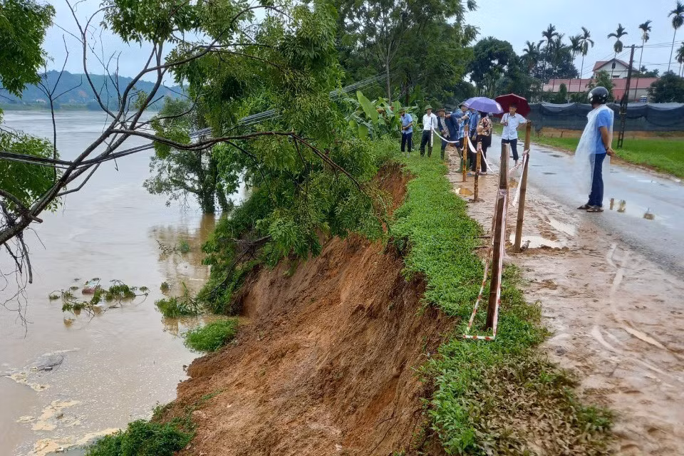 Mưa lớn kéo dài đã làm ảnh hưởng và thiệt hại hơn 80 ha lúa, 67,3 ha hoa màu; 48 hộ bị ảnh hưởng và thiệt hại về nhà cửa, nhiều tuyến đường giao thông bị ngập úng và sạt lở đất, ảnh hưởng đến việc đi lại của người dân. (Ảnh: TTXVN phát)