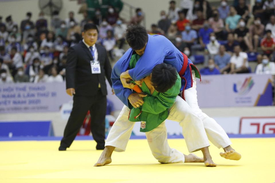 Trận đấu hạng 66 kg giữa vận động viên Phan Trúc Phi (xanh lá cây) và vận động viên Shan La Yaung (Myanmar). (Ảnh: Trần Việt/TTXVN)