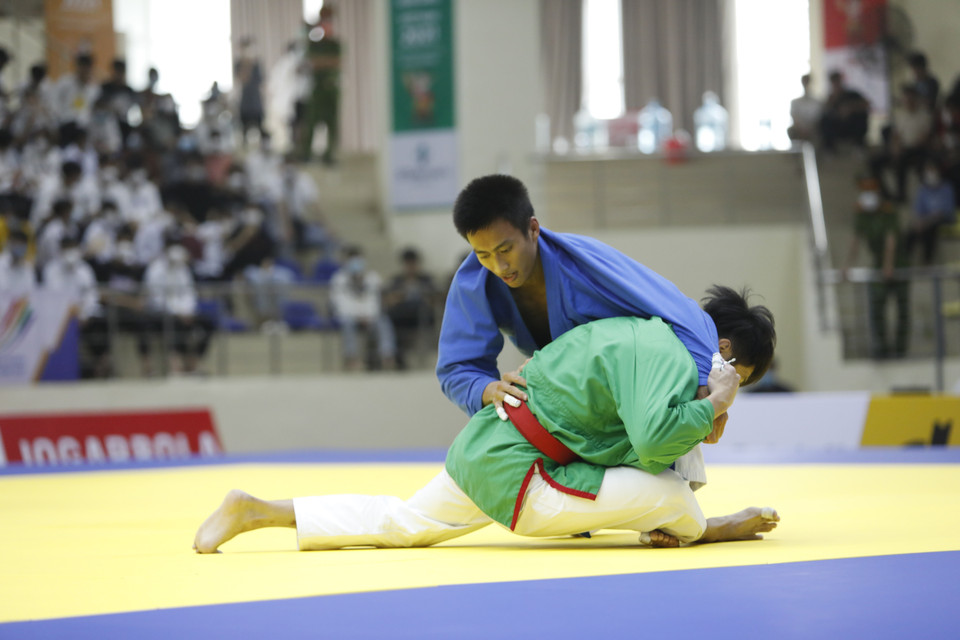 Trận đấu nội dung 66kg giữa vận động viên Lê Đức Đông (xanh dương) và vận động viên Perillo Adrian Josef Ababa (Philippines).(Ảnh: Trần Việt/TTXVN)