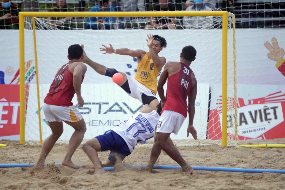 Pha tấn công của đội tuyển Thái Lan trước khung thành đội tuyển Philippines. (Ảnh: Quý Trung/TTXVN)