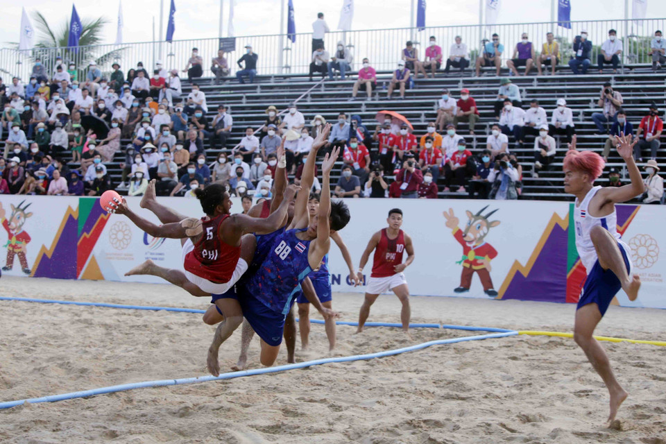 Pha tấn công dũng mãnh và ghi bàn của cầu thủ đội tuyển Philippines vào lưới đội tuyển Thái Lan. (Ảnh: Quý Trung/TTXVN)