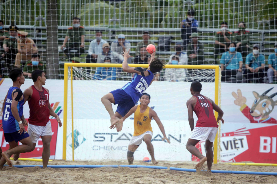 Pha tấn công của đội tuyển Thailand trước khung thành của đội tuyển Philipines . (Ảnh: Quý Trung/TTXVN)