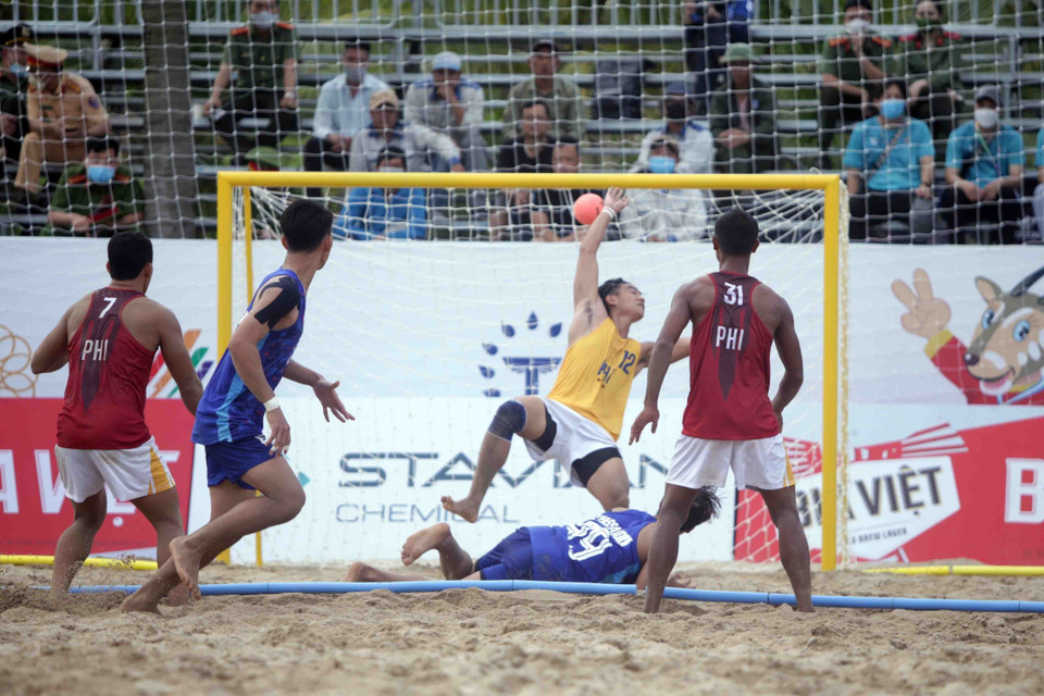 Pha tấn công ghi điểm của đội tuyển Thái Lan vào lưới của đội tuyển Philippines. (Ảnh: Quý Trung/TTXVN)