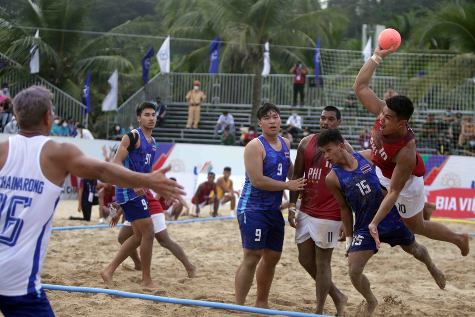 Pha tấn công của đội tuyển Philippines trước khung thành của đội tuyển Thái Lan. (Ảnh: Quý Trung/TTXVN)