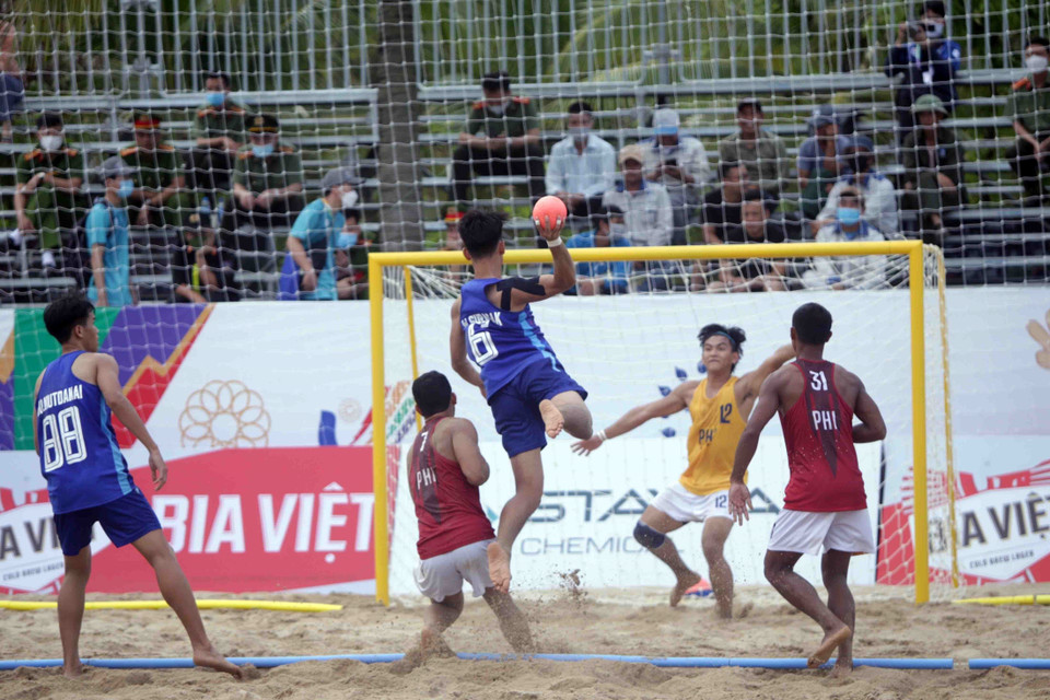 Pha tấn công của đội tuyển Thái Lan trước khung thành của đội tuyển Philippines .(Ảnh: Quý Trung/TTXVN)