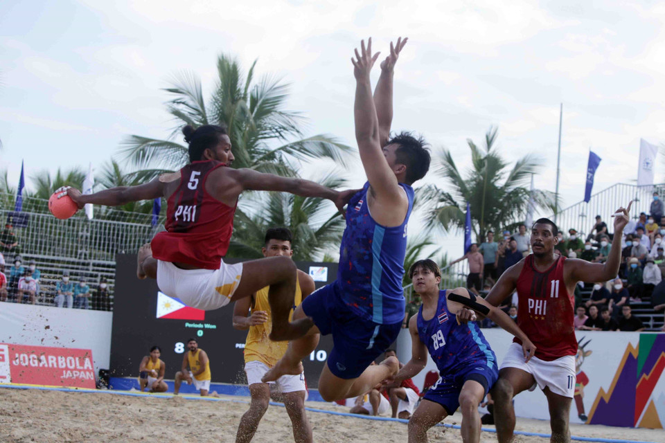 Pha tấn công dũng mãnh của cầu thủ đội tuyển Philippines.(Ảnh: Quý Trung/TTXVN)